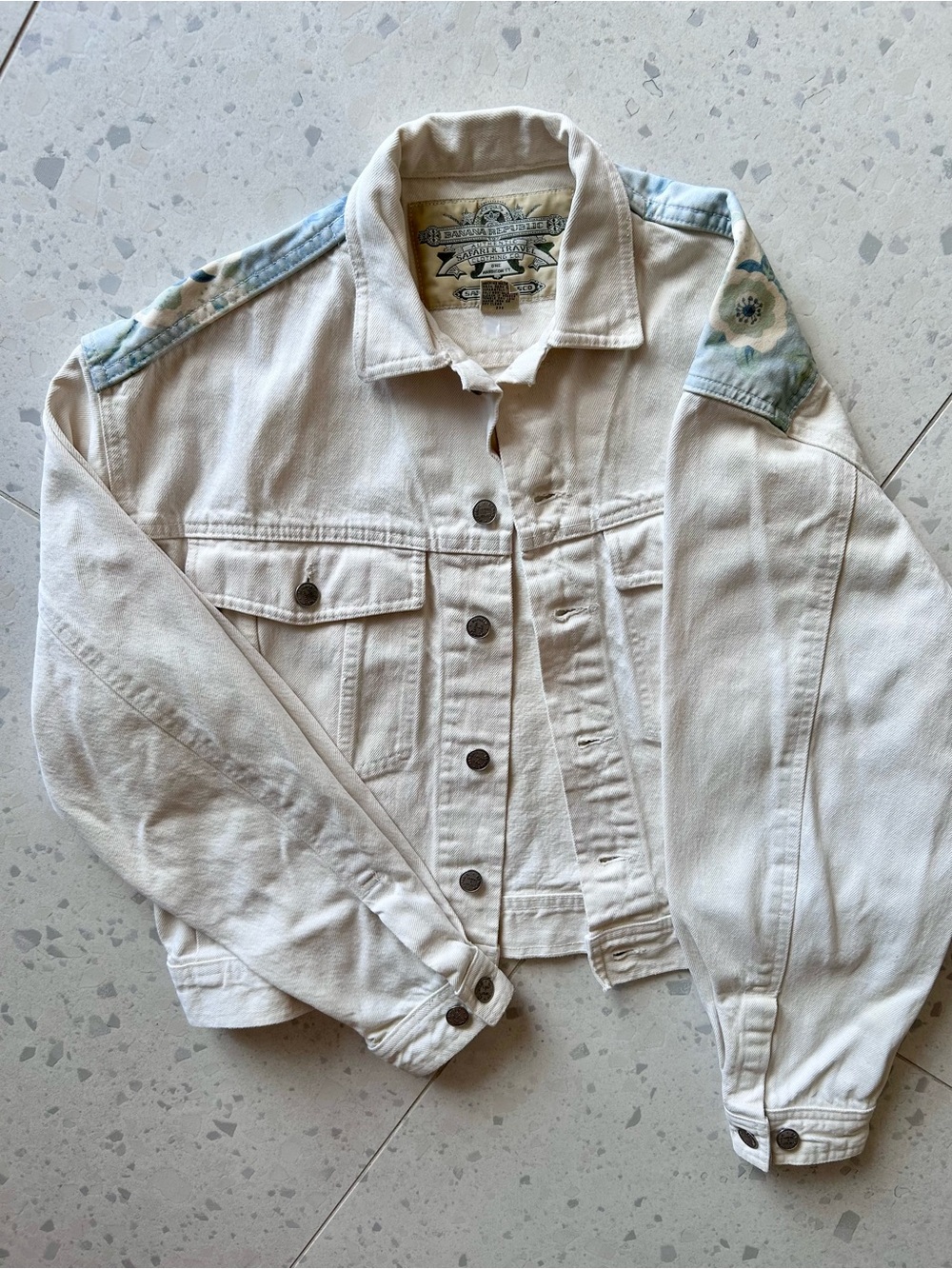 *RARE* Banana Republic 90’s White Denim Trucker Jacket - Size Medium
